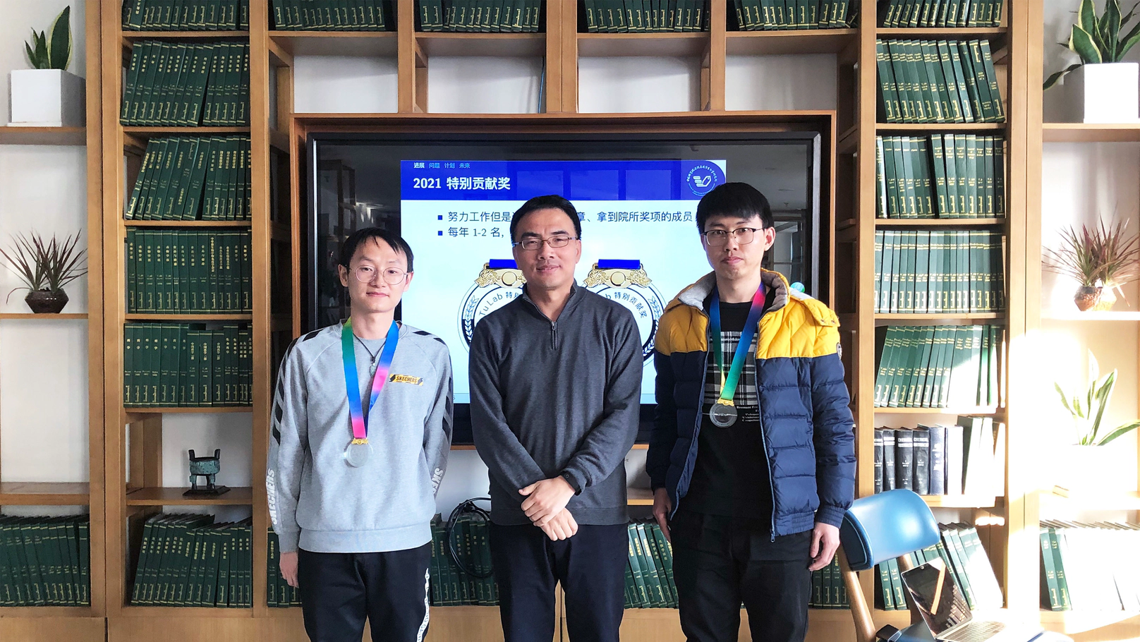 祝贺勇杰、杨航获得 Tulab 2021 年度特别贡献奖。